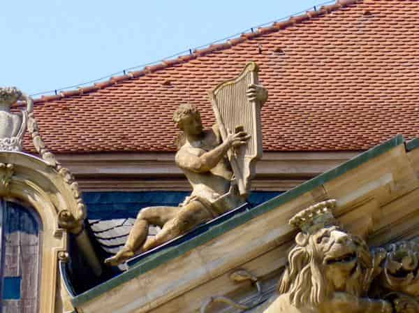 Figuren auf der Fassade von Schloss Weißenstein